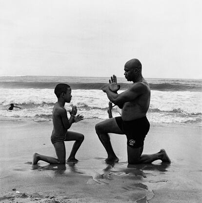 Padre e hijo en Praia de Piatã, Salvador, en 2000.