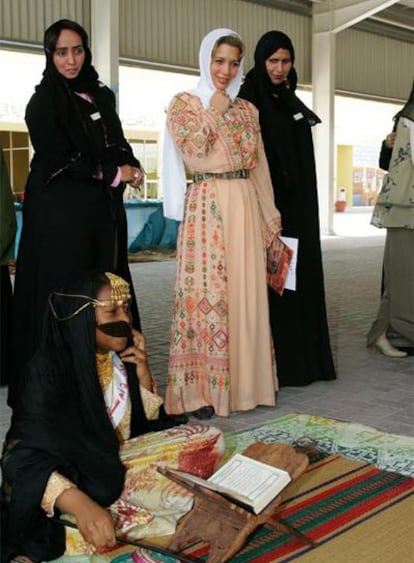 La princesa Haya de Dubai (en el centro) durante su visita a un colegio en 2005.