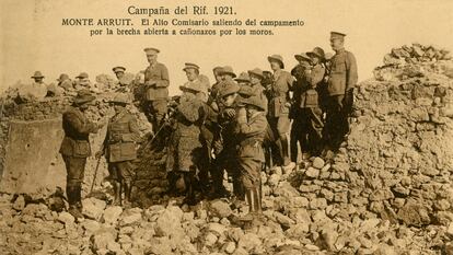 El Alto Comisionado de las fuerzas españolas durante la campaña del Rif supervisa una brecha del muro en el monte Arruit (Marruecos), provocada por una andanada de artillería bereber, en 1921.