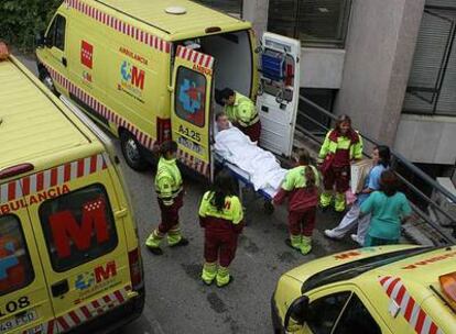 Los sanitarios suben a la ambulancia a uno de los últimos pacientes del Puerta de Hierro.