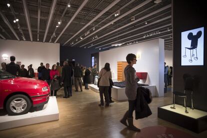 Exposició 'Del món al Museu. Disseny de producte, patrimoni cultural', a la primera planta, on podem veure una cadira amb orelles de Mickey Mouse i un Seat Ibiza de color vermell.