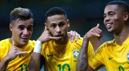 Coutinho, Neymar e Jesus comemoram gol.