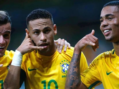 Coutinho, Neymar e Jesus comemoram gol.