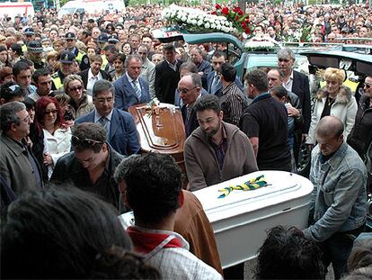 Cientos de personas asisten esta mañana al funeral por la muerte de dos niños en el accidente de autocar de Gijón.
