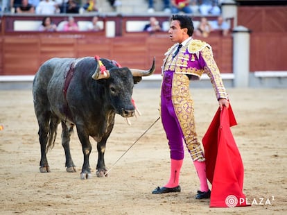 Juan de Castilla, ante su primer toro.