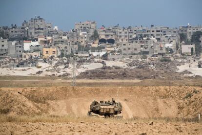 Un tanque israelí estacionado cerca de Nahal Oz, en la frontera con Gaza, cerca del barrio de Gaza de Shajaiya. 