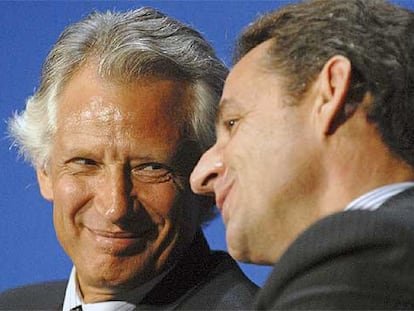 Nicolas Sarkozy (derecha) habla con Dominique de Villepin la semana pasada en un acto de su partido en París.