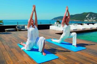 Una sesión de yoga en la terraza del hotel Aguas de Ibiza, que estrena este año un restaurante del chef Sergi Arola.