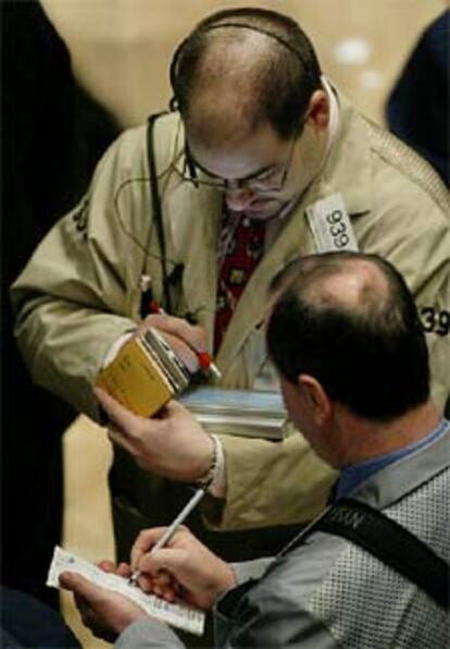 Operadores de la Bolsa de Nueva York, durante la sesión de ayer.