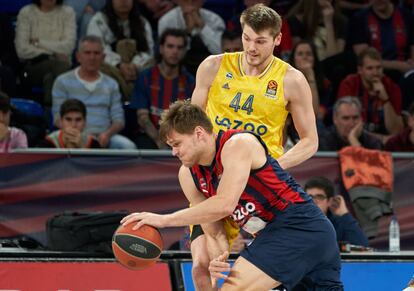 El pívot del Baskonia Maik Kotsar intenta superar al estadounidense del Alba Berlín Ben Lammers, este martes en el Buesa Arena.