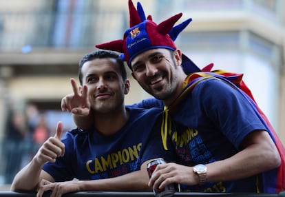 Villa y Pedro celebran en el autobús del equipo culé la celebración del título nacional de Liga por las calles de Barcelona, en mayo de 2013. El jugador canario ha conquistado un total de 20 títulos con la camiseta azulgrana.