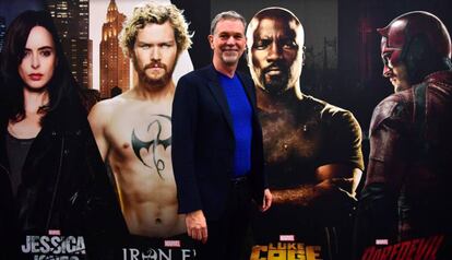 Reed Hastings posa junto a algunos de los personajes de las series y pel&iacute;culas de Netflix.&nbsp;