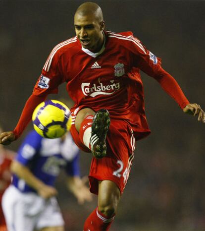 N'Gog, durante un partido con el Liverpool.