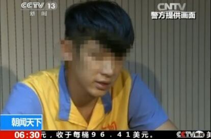 Imagen de la retransmisión por la televisión estatal china de la confesión por consumo de drogas de He Zhendong.