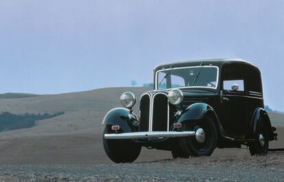 EL BMW 303 se fabricó entre 1933 y 1934. Era una berlina de cierto lujo, y ya incorporaba la forma característica de la parrilla frontal de los BMW
