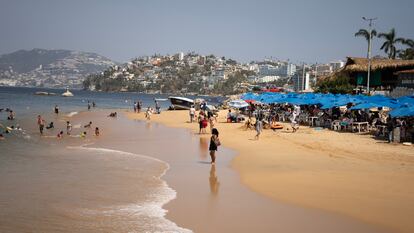 Turistas en la playa en el puerto de Acapulco, el 18 de abril 2024.