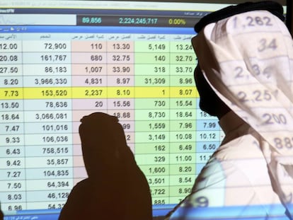 Un saudí observa la cotización de la Bolsa en un banco de Riad.