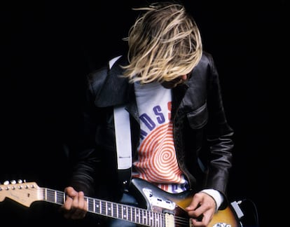 “Él hacía música para sentir que no estaba solo”, explica su hermana Kim Cobain. Aunque la trayectoria del grupo fue muy corta, Nirvana se convirtió en una referencia para buena parte de los jóvenes de los noventa. La banda consiguió el éxito con la publicación de su segundo álbum, <i>Nevermind</i> en 1991. La canción <i>Smells like teen spirit</i> de este disco se convirtió en todo un himno generacional.