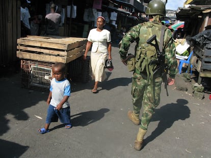 Un militar colombiano camina por un mercado del centro de la ciudad de Buenaventura.