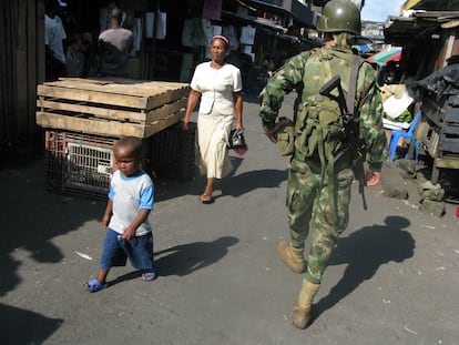 Un militar colombiano camina por un mercado del centro de la ciudad de Buenaventura.