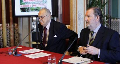 El alcalde, Iñaki Azkuna (izquierda), con el concejal de Obras, José Luis Sabas, ayer en la rueda de prensa.