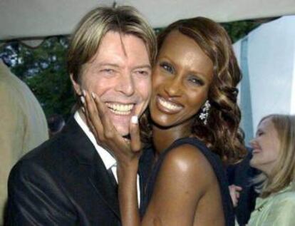 David Bowie e Iman Abdulmajid en 2002.