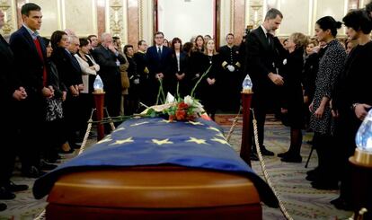 El Rey saluda a la viuda de Manuel Marín, Carmen Ortiz, en la capilla ardiente del expresidente del Congreso.