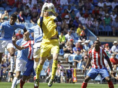 Courtois atrapa con seguridad el balón en un ataque osasunista.