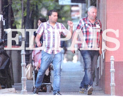 El coronel Rodolfo Sanz, 'Rudolf', (derecha) camina junto a otro de los imputados de la red por las calles de Madrid en junio de 2014.