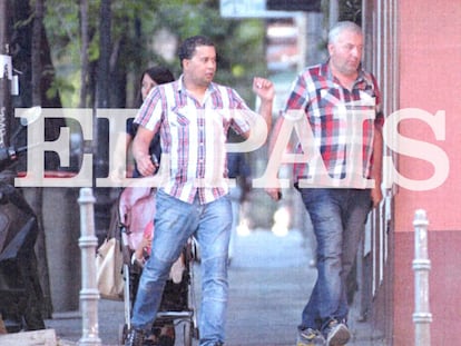 El coronel Rodolfo Sanz, 'Rudolf', (derecha) camina junto a otro de los imputados de la red por las calles de Madrid en junio de 2014.