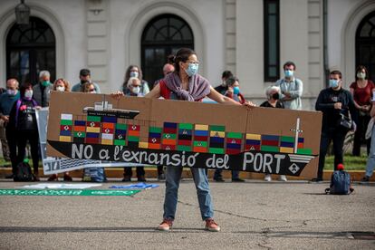 La Comissió Ciutat-Port, la plataforma Juventud por el Clima-Fridays for Future y Extinction Rebellion durante la concentración de este viernes para exigir que se abandone definitivamente el proyecto de terminal norte del puerto.