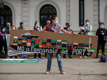 La Comissió Ciutat-Port, la plataforma Juventud por el Clima-Fridays for Future y Extinction Rebellion durante la concentración de este viernes para exigir que se abandone definitivamente el proyecto de terminal norte del puerto.