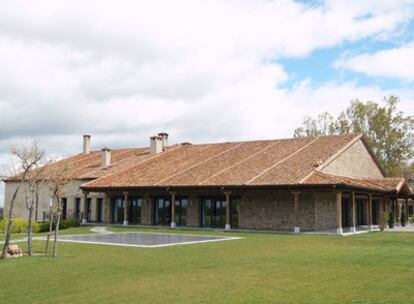 La fachada de piedra, teja y madera del hotel La finca de Duque, en Sotosalbos, Segovia.