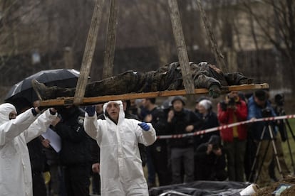 Trabajadores forenses trasladan el cadáver de un civil tras ser exhumado de una fosa común en la ciudad de Bucha, al noroeste de Kiev. El Ministerio de Exteriores ucranio anunció este sábado la creación de un archivo en línea para documentar los crímenes de guerra cometidos por Rusia en Ucrania con pruebas, que contribuirán a que sus autores no escapen de la justicia.