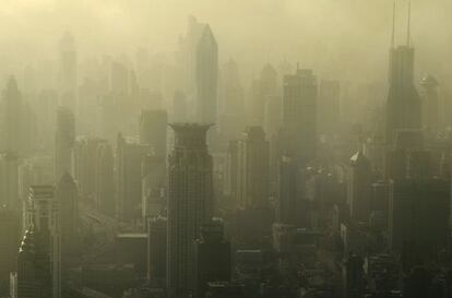 La contaminación cubre los edificios de Shanghái, un día cualquiera.