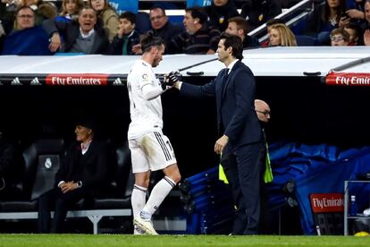 El centrocampista galés del Real Madrid, Gareth Bale se saluda con el técnico argentino del equipo blanco, Santiago Solari, tras ser sustituido.