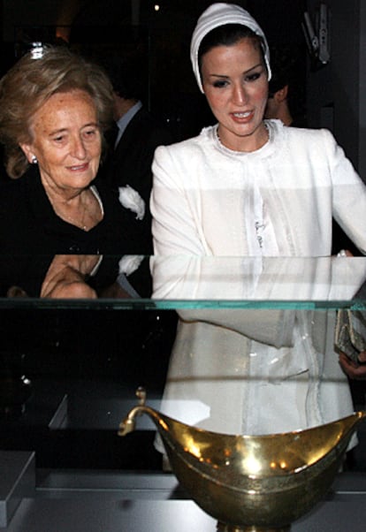 Bernadette Chirac y Mozah Bint Nasser Al-missned, esposa del Emir de Qatar, miran uno los objetos de la exhibición.