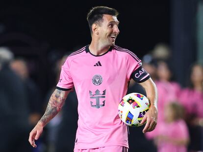 Lionel Messi toma el balón durante el partido contra St. Louis City, en Fort Lauderdale (Florida), este 1 de junio.