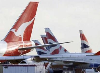Un avión de Qantas junto a varios aparatos de British Airways, en el aeropuerto londinense de Heathrow.