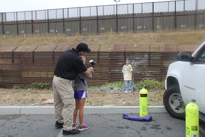 Una fundación creada en memoria de un agente fronterizo fallecido celebra un evento anual en San Diego que incluye una actividad para que los niños disparen bolas de pintura a una silueta situada en la valla fronteriza entre EE UU y México.