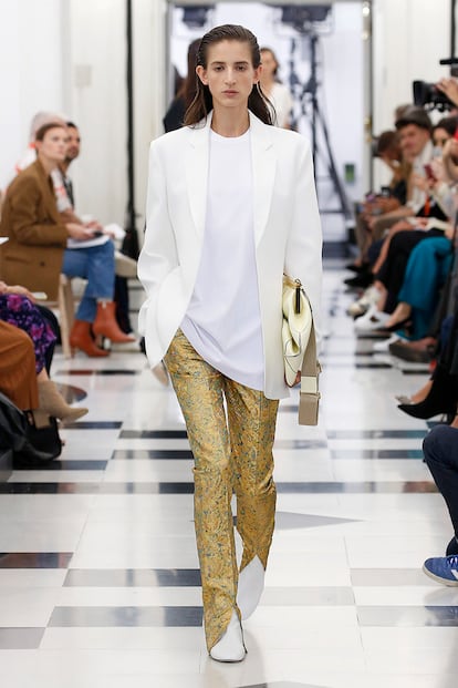 Victoria Beckham fue la primera en arriesgarse con ellos. Su desfile de Primavera/Verano 2019, celebrado en Londres el pasado 16 de septiembre, estuvo plagado de slit pants (como se conocen internacionalmente en la industria de la moda).
Haciendo gala de su emblemática versatilidad pero sin saberlo, la diseñadora había creado la pieza estrella de la temporada -en un montón de colores que iban del beige al azul cielo, pasando por una preciosa versión de jacquard dorado (en la foto)-.