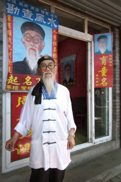 El maestro Yun Zhonglong en la puerta de su establecimiento.