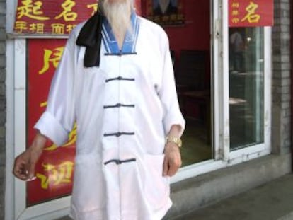 El maestro Yun Zhonglong en la puerta de su establecimiento.