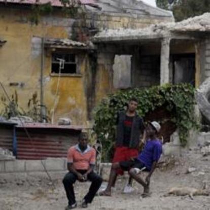 Una familia haitiana, a la puerta de su casa en Puerto Príncipe el 11 de enero de 2011.