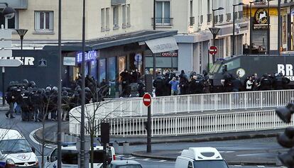 Moment en el qual agents de la Policia han assaltat el supermercat jueu on estaven retinguts un grup de persones a l'est de París (França).