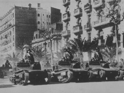 Tropas del bando nacional entran en Barcelona, el 26 de enero de 1939.