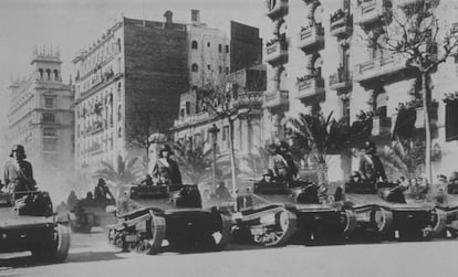 Tropas del bando nacional entran en Barcelona, el 26 de enero de 1939.