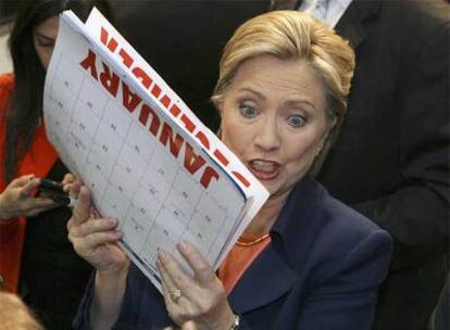 Clinton sujeta un calendario en el que acaba de firmar un autógrafo en un mitin en Youngstown (Ohio).