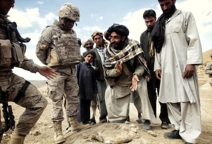 Traductores afganos trabajan para el Ejército español en Afganistán, en septiembre del 2012.