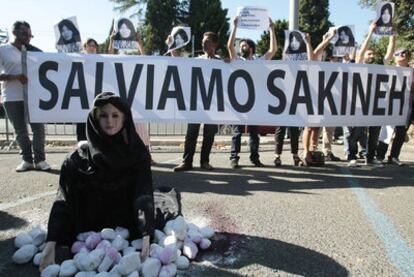 Manifestación ante la Embajada iraní en Roma para pedir la liberación de Sakineh Mohammadi Ashtiani, el jueves pasado. En primer plano, una efigie de Sakineh.